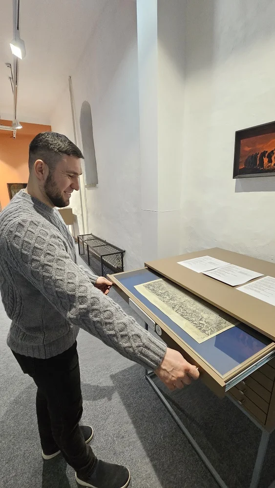 Narvan taidegallerian kokoelmapäällikkö Zurab Jänes