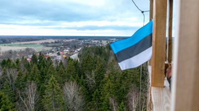 Iisaku Tärivere mäe tornis lehvimas sini-must-valge lipp