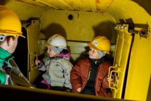 Lapsed allmaa rongis Eesti Kaevandusmuuseumis