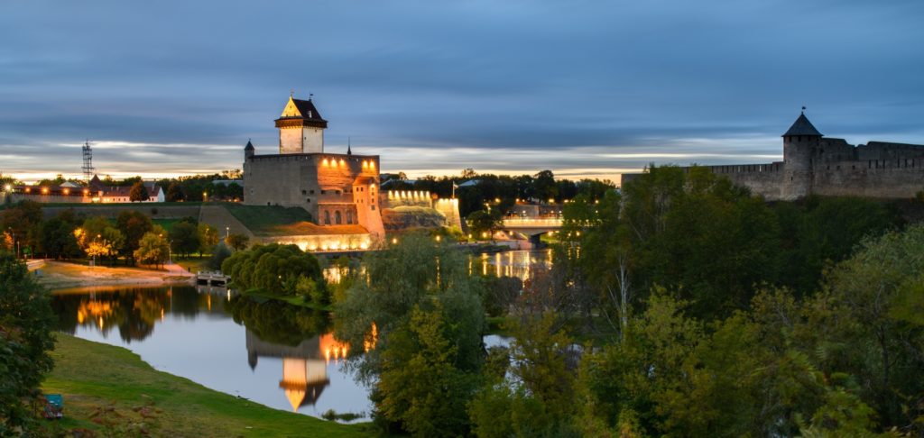 Narva linnus õhtupäikeses kaugemalt vaade