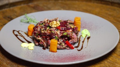 Salat “Tbilisi” (punane uba, sibul, paprika, küüslauk, peet, veiseliha, maitseained, Kreeka pähkel)