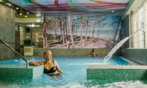 Naine basseinimõnusid nautimas Narva-Jõesuu Medical spaas