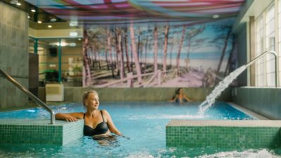 Naine basseinimõnusid nautimas Narva-Jõesuu Medical spaas