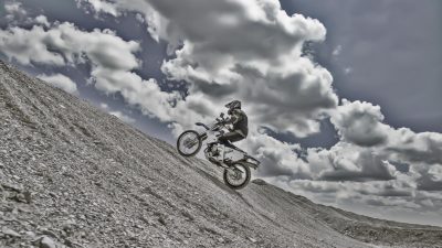 Сафари на мотоциклах Enduro по искусственному ландшафту в Айду