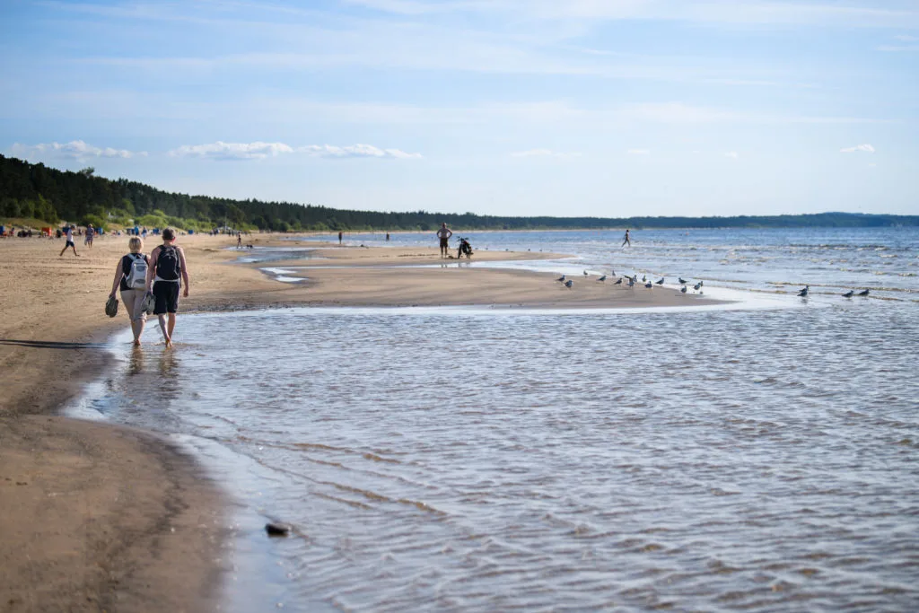 Narva-Jõesuu liivarand ja inimesed jalutamas rannal