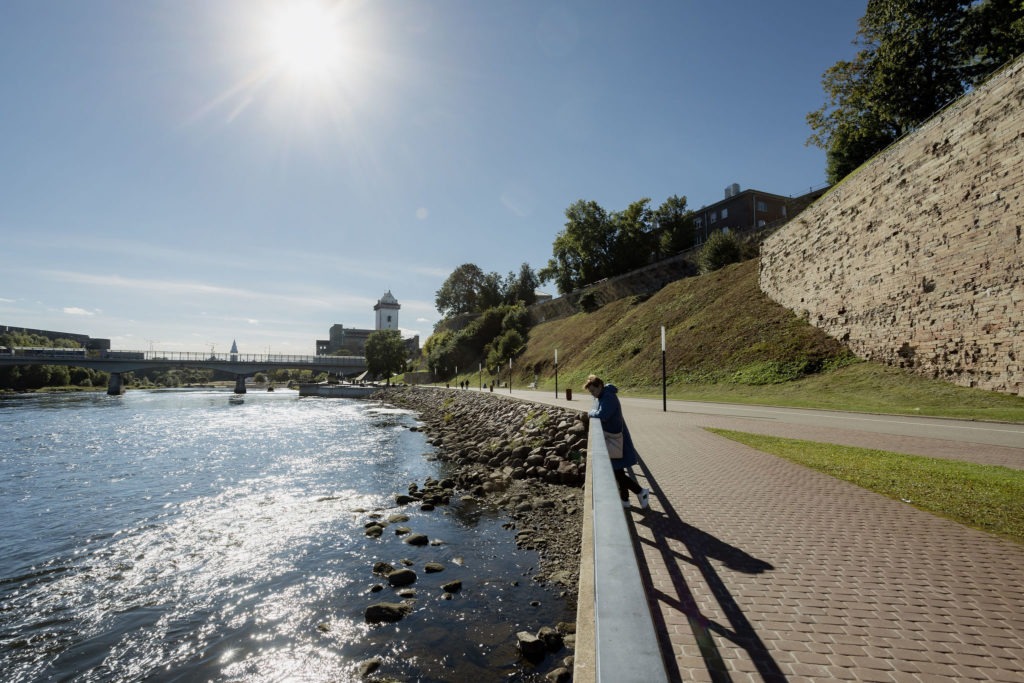 Narva Jõepromenaad vaatega linnusele