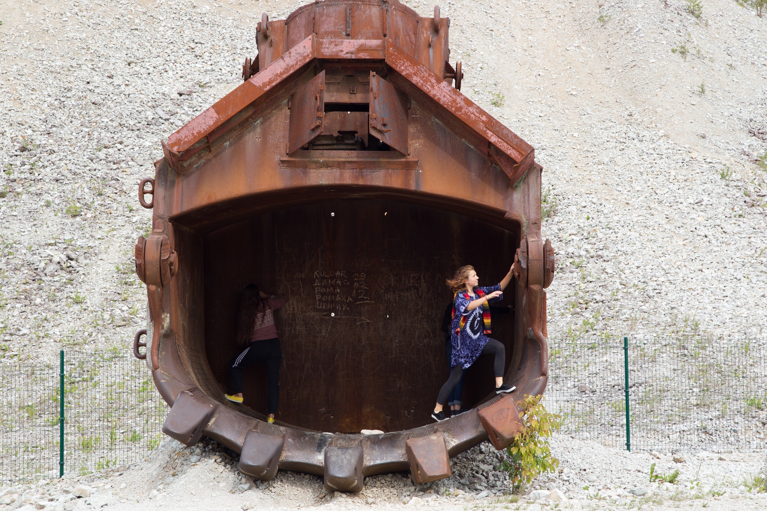 Eesti Kaevandusmuuseumi õuel olev hiigelkopp, kus sees inimene