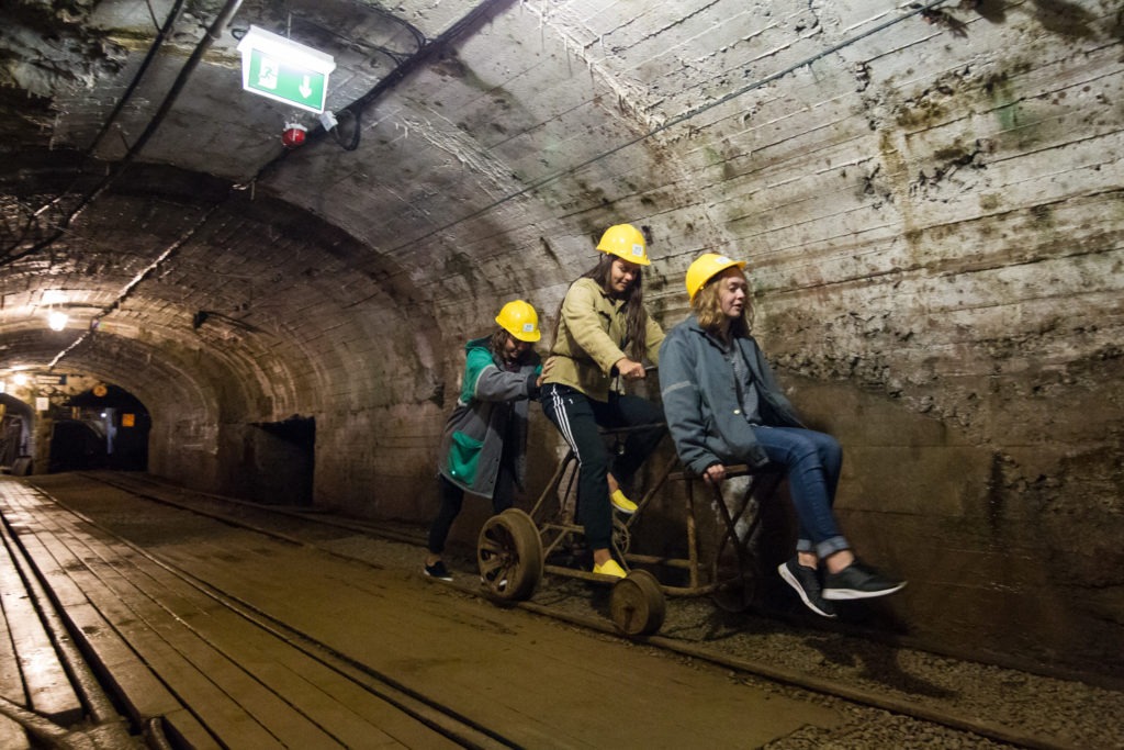 Eesti Kaevandusmuuseum, tüdrukud sõidavad maa-aluse rattaga. Foto: Matti Kämärä