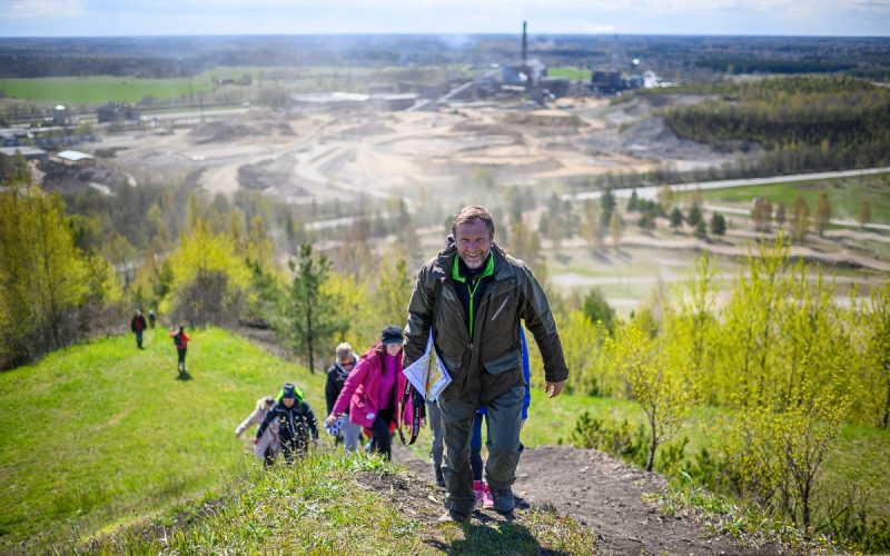 Saulrieta pārgājiens pa cilvēka veidotu dabas ainavu ar pankūku cepšanu