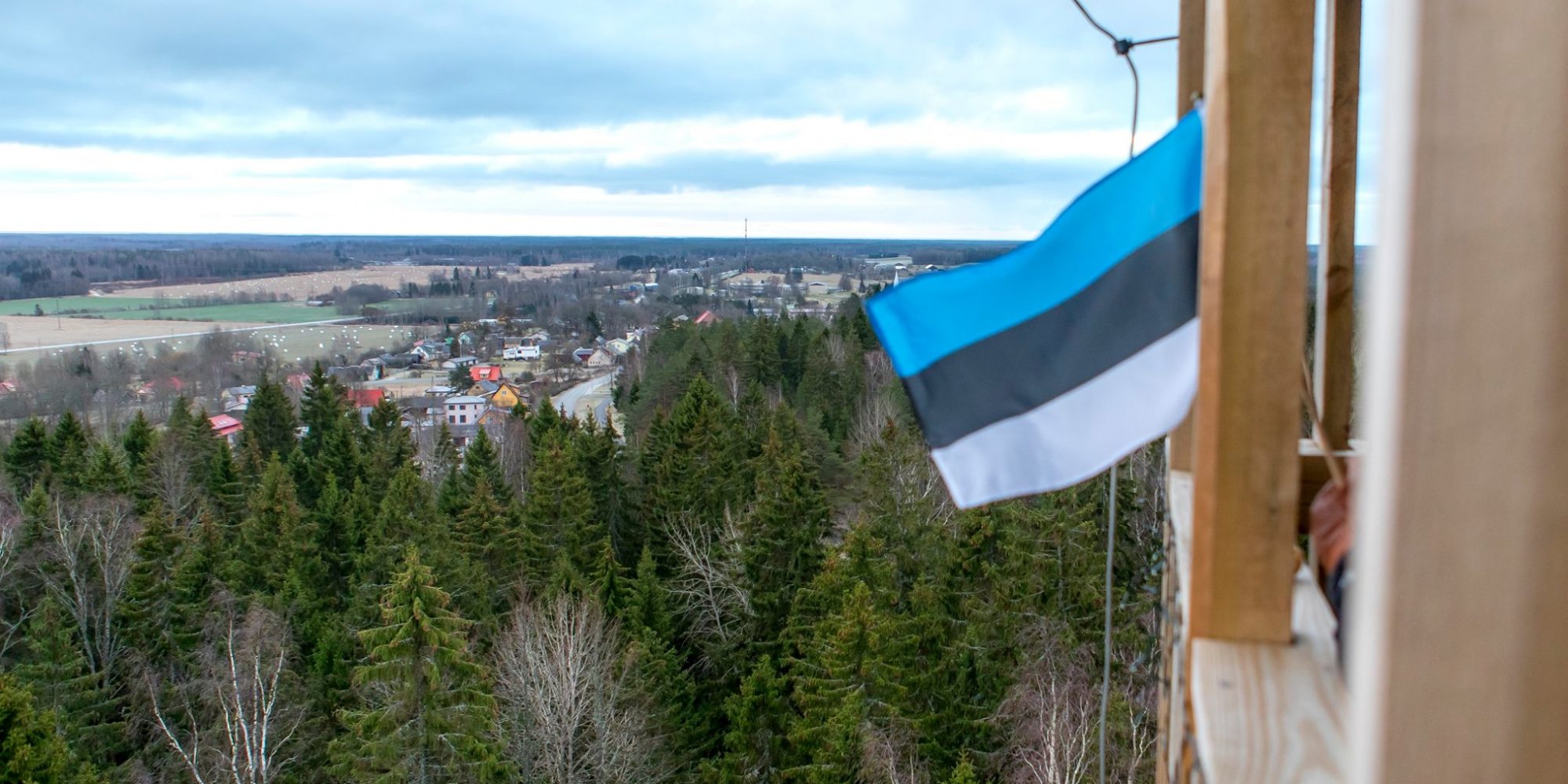 Iisaku Tärivere mäe tornis lehvimas sini-must-valge lipp