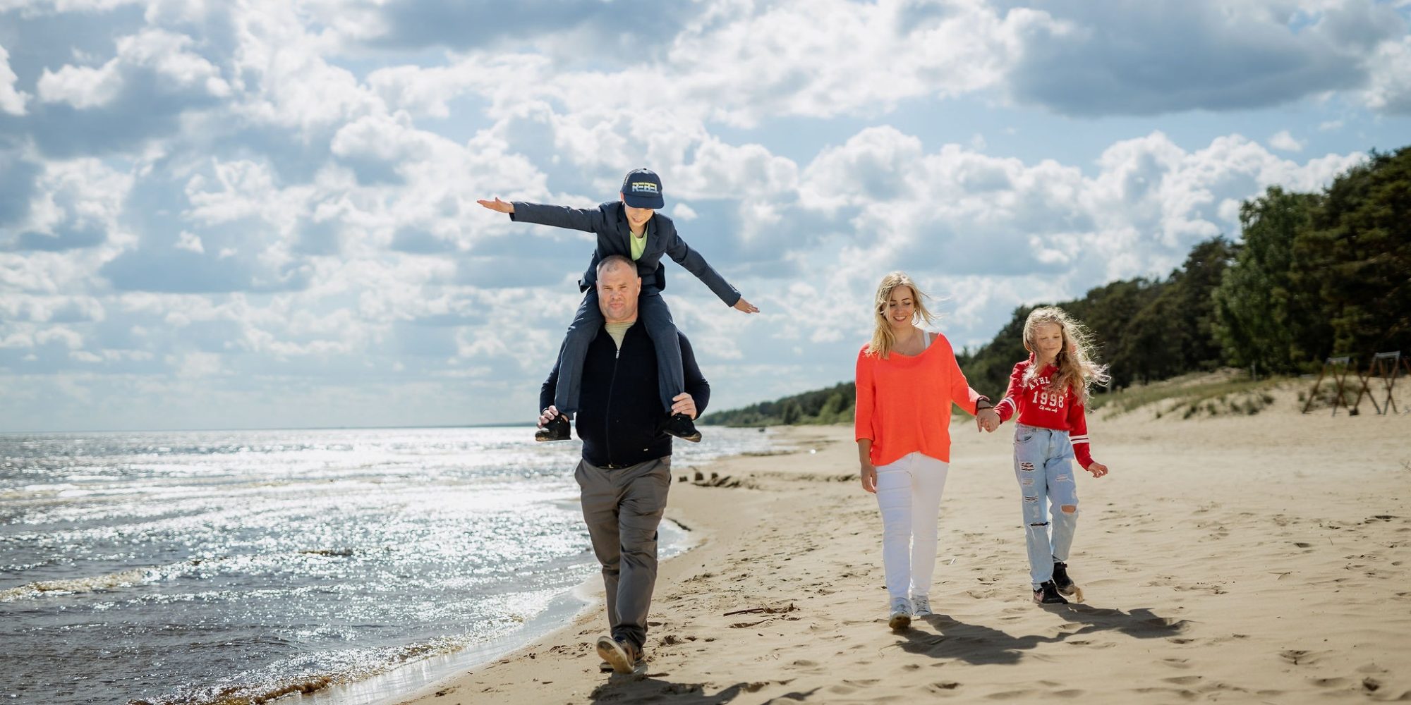Kauksi rand ja pere jalutamas Peipsi järve kaldal