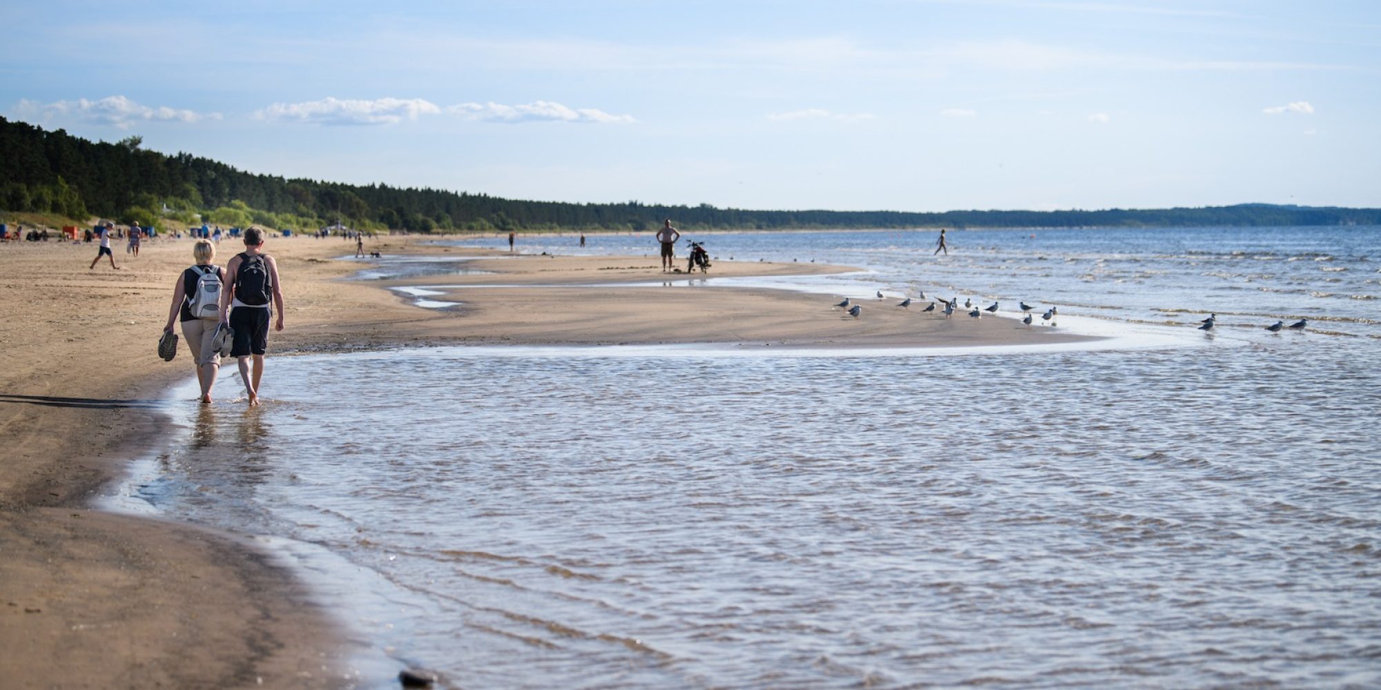Narva-Jõesuu rannariba ja inimesed jalutamas